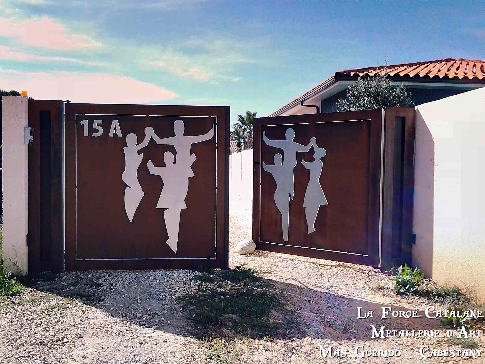 Portail tole decoupe laser motif personnalise danseur de sardane forge catalane.jpg